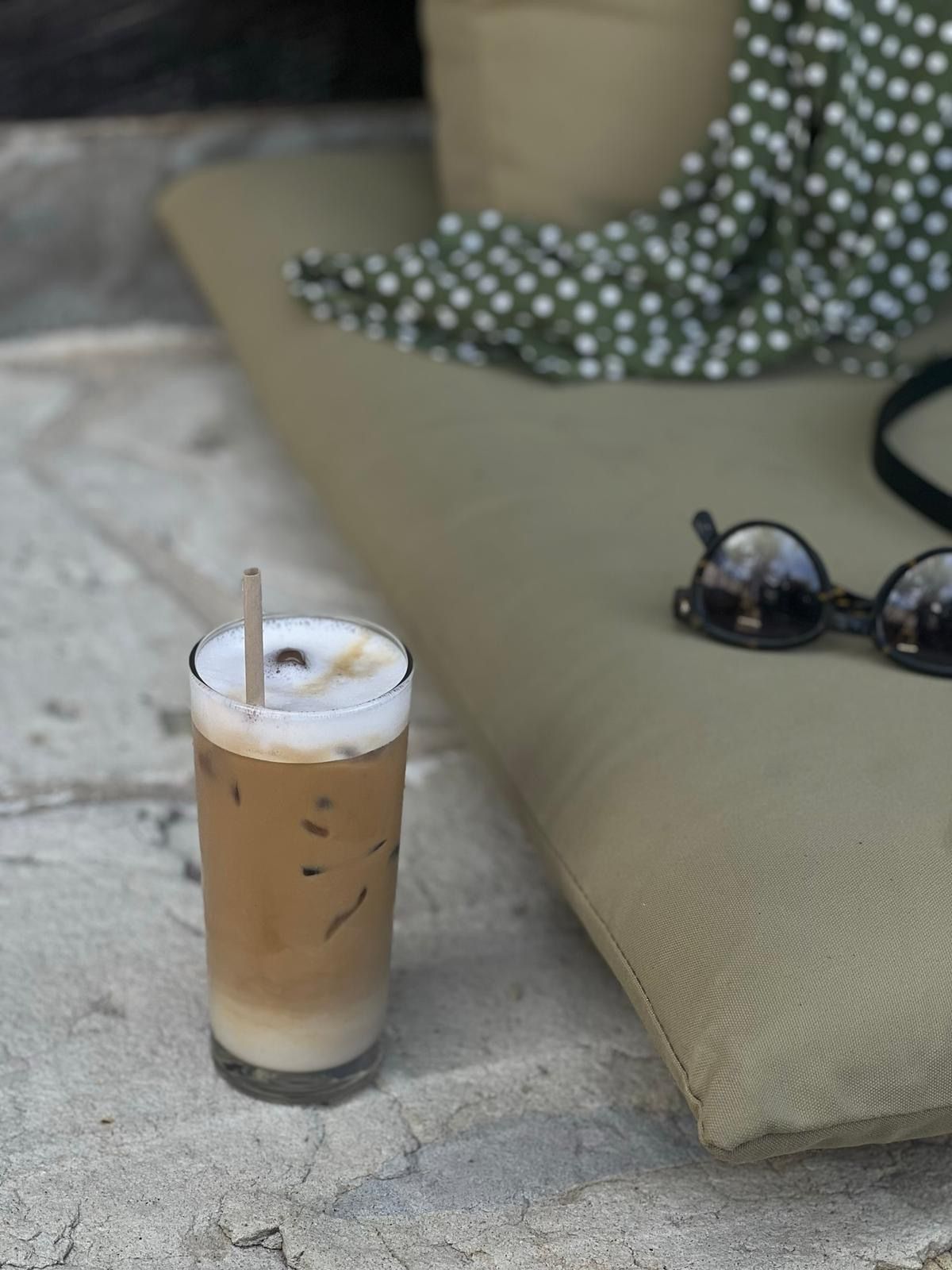 Café glacé avec une paille naturelle